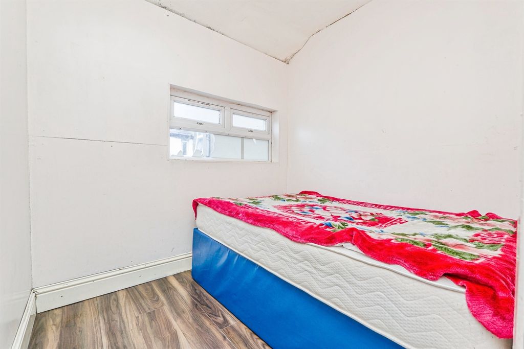 Additional image 8 of 4 bed end terrace house for saleMackintosh Place, Roath, Cardiff CF24