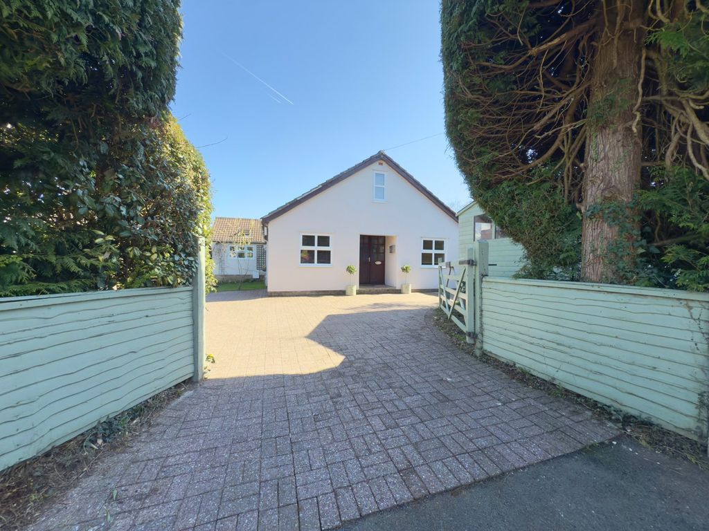 3 bed detached bungalow for saleDragon Lane, Govilon, Abergavenny NP7