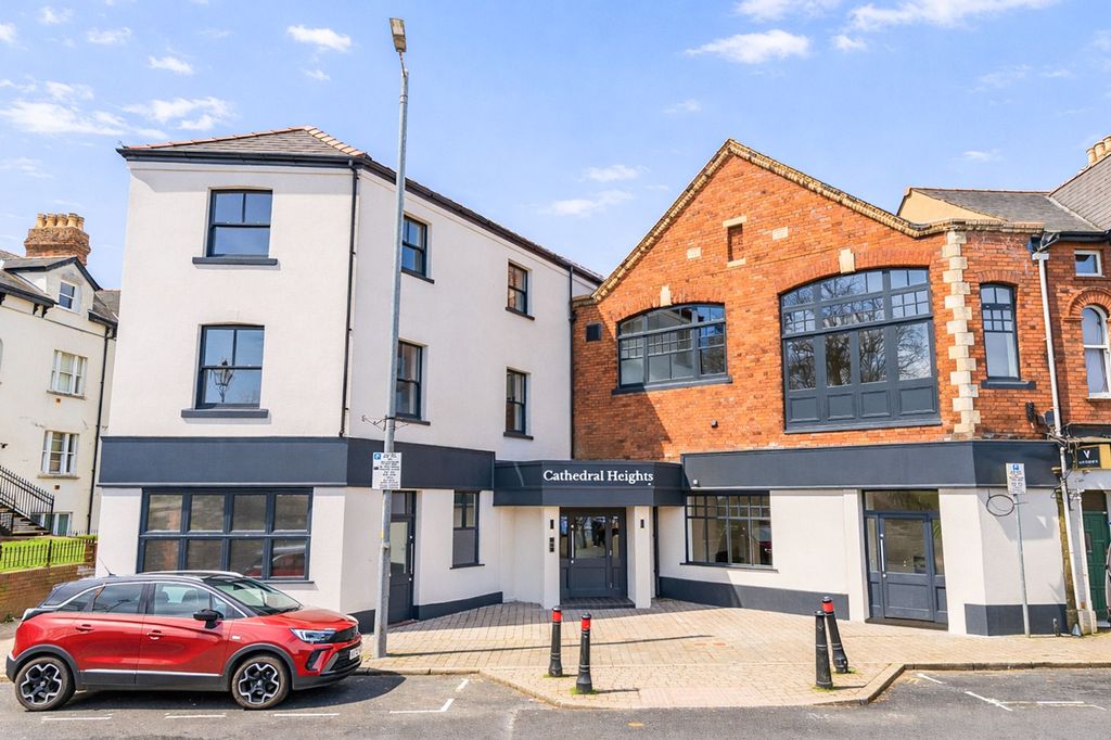 2 bed flat for saleStow Hill, Cathedral Heights NP20 photo 2
