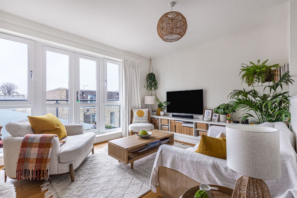 2 bed flat for saleScholars Walk, Cambridge CB4 photo 5