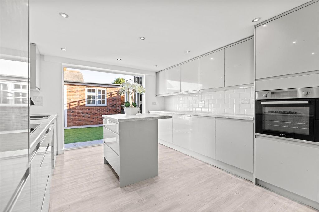 Additional image 12 of 4 bed semi-detached house for saleBrockenhurst Road, Ascot SL5