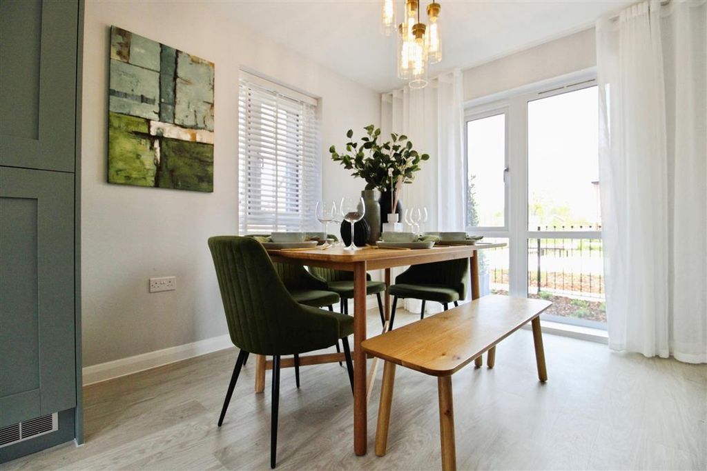 4 bed detached house for saleMaple Fields, Llanrumney, Cardiff CF3 photo 5