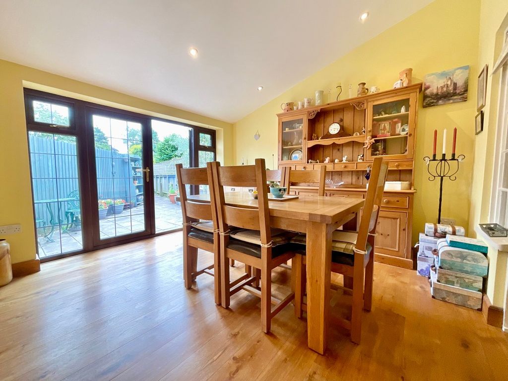 3 bed semi-detached house for saleConigar Crescent, Usk NP15 photo 4