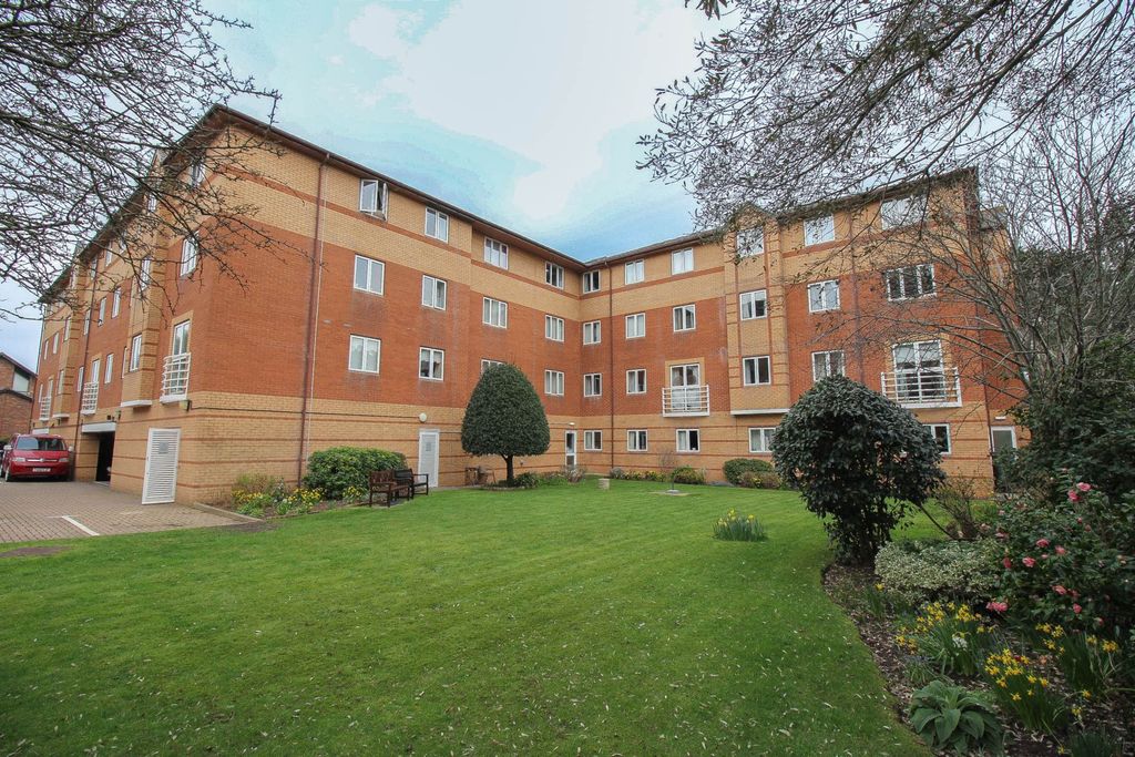 2 bed flat for saleBirnbeck Court, Carlton Street, Weston-Super-Mare BS23