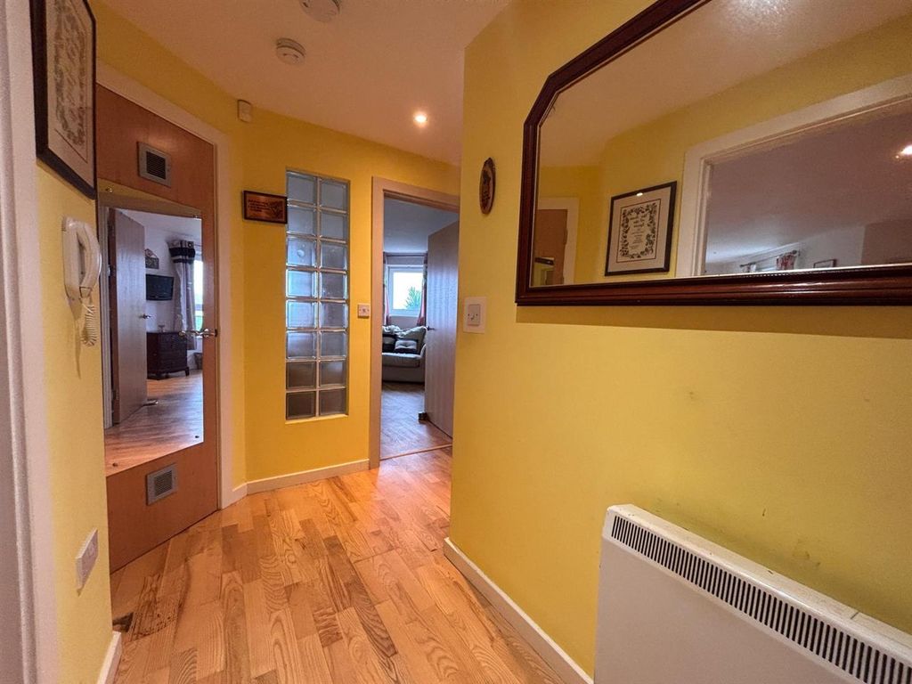 2 bed flat for salePentre Doc Y Gogledd, Llanelli SA15 photo 4