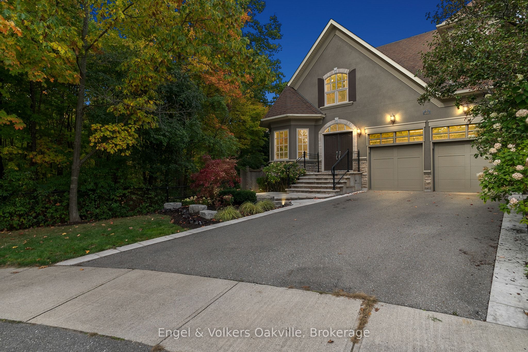 493 Berkley Court, Oakville, ON, L6H 6Y9
