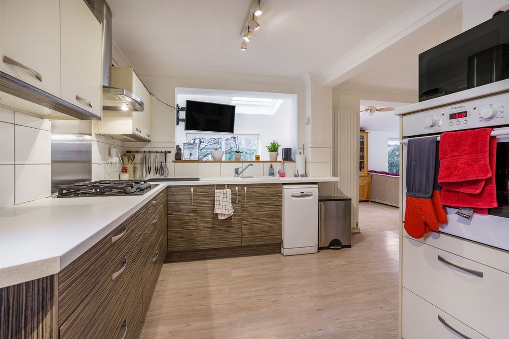 4 bed detached house for saleThe Meadows, Marshfield CF3 photo 3