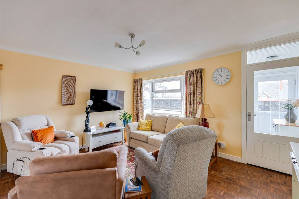 2 bed flat for saleHighfields, Llandaff, Cardiff CF5 photo 4