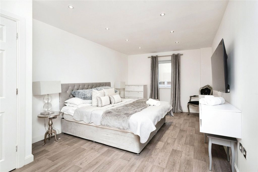 Additional image 11 of 2 bed flat for saleOcean Buildings, Bute Crescent, Cardiff CF10