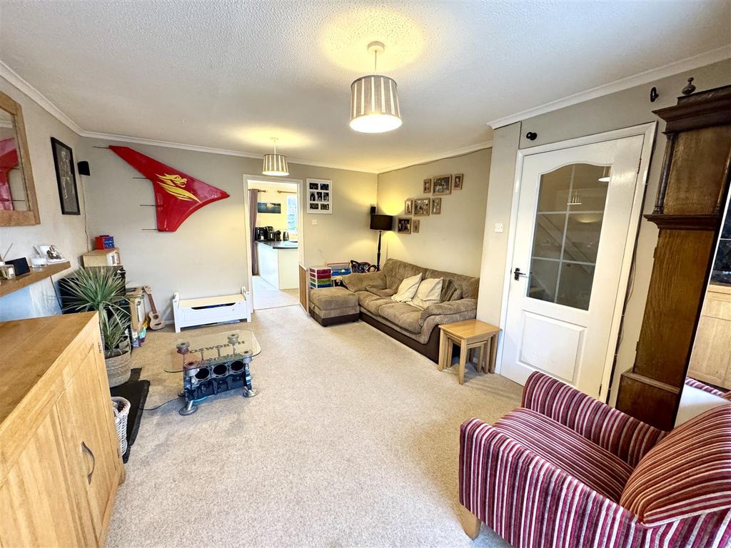 4 bed detached house for salePiercefield Avenue, Chepstow NP16 photo 3