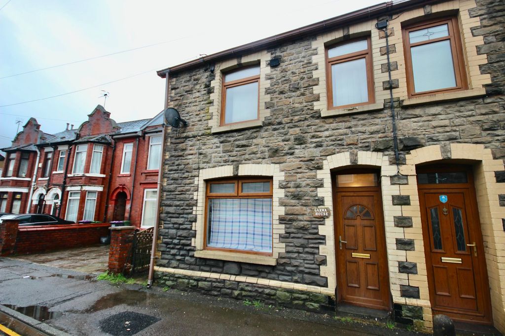 3 bed semi-detached house for saleFreeholdland Road, Pontnewynydd NP4