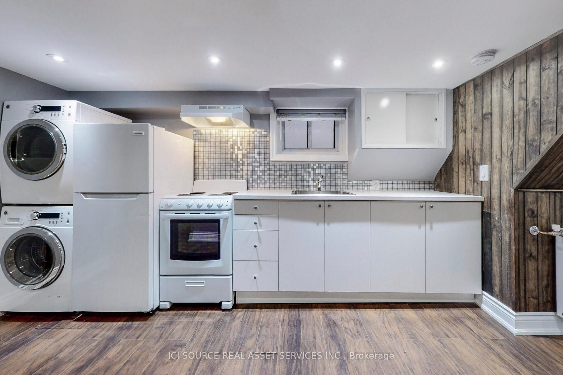 Lower-8 Davies Crescent, Toronto, ON, M4J 2X5 photo 3
