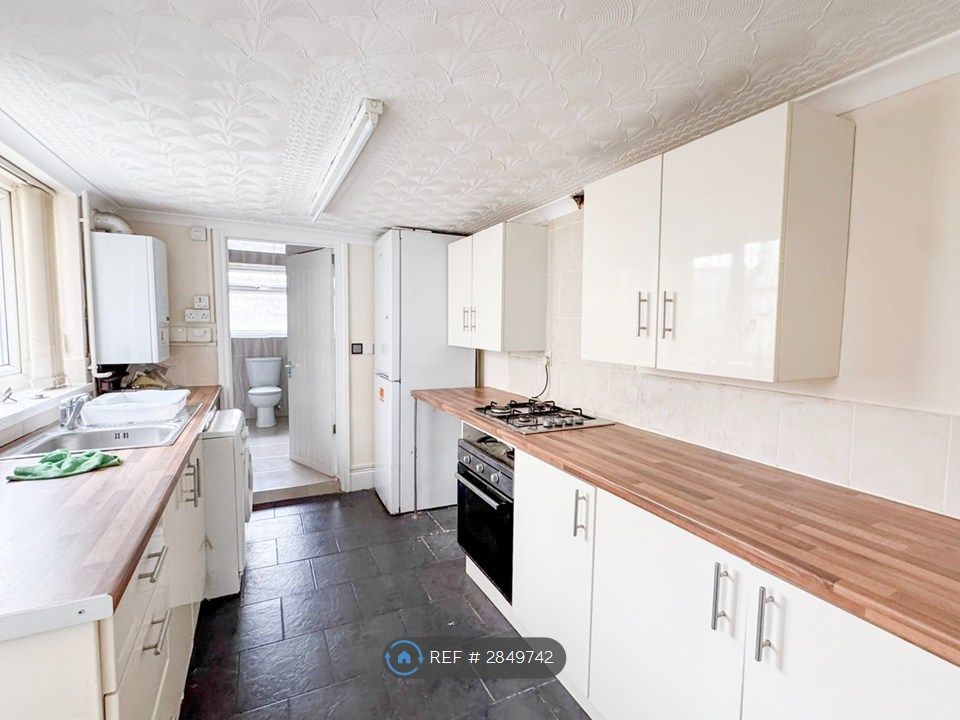 4 bed terraced house to rentFairoak Avenue, Newport NP19
