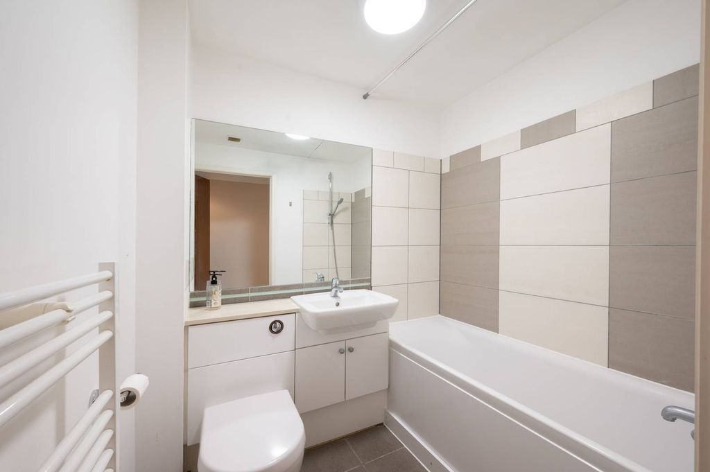 Additional image 8 of 2 bed flat for saleHeritage Avenue, Colindale, London NW9