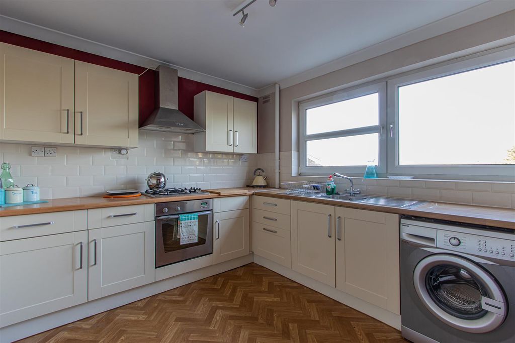 2 bed flat for saleCefn Coed Avenue, Cyncoed CF23