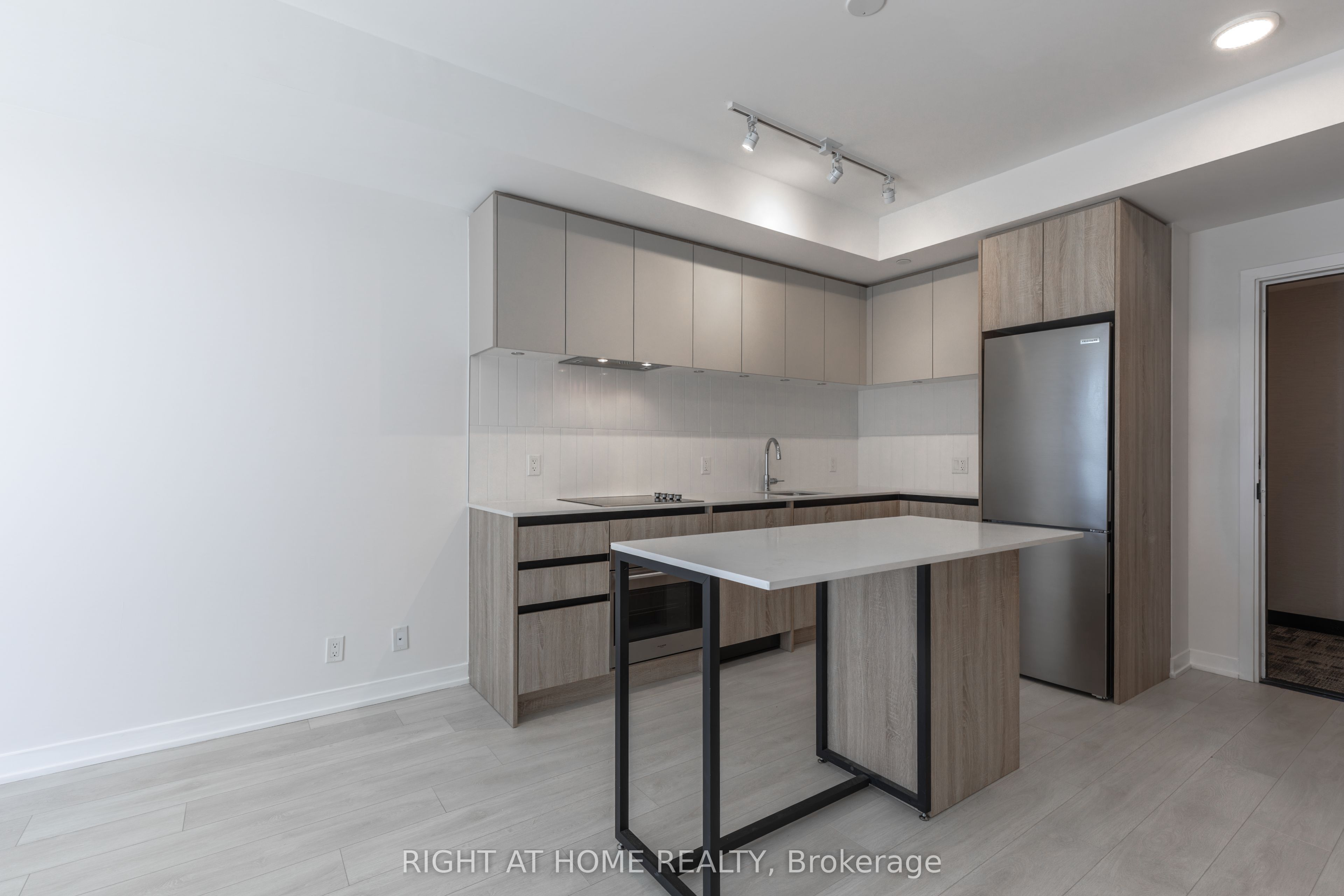 320-7950 Bathurst Street, Vaughan, ON, L4J 0B8 photo 3