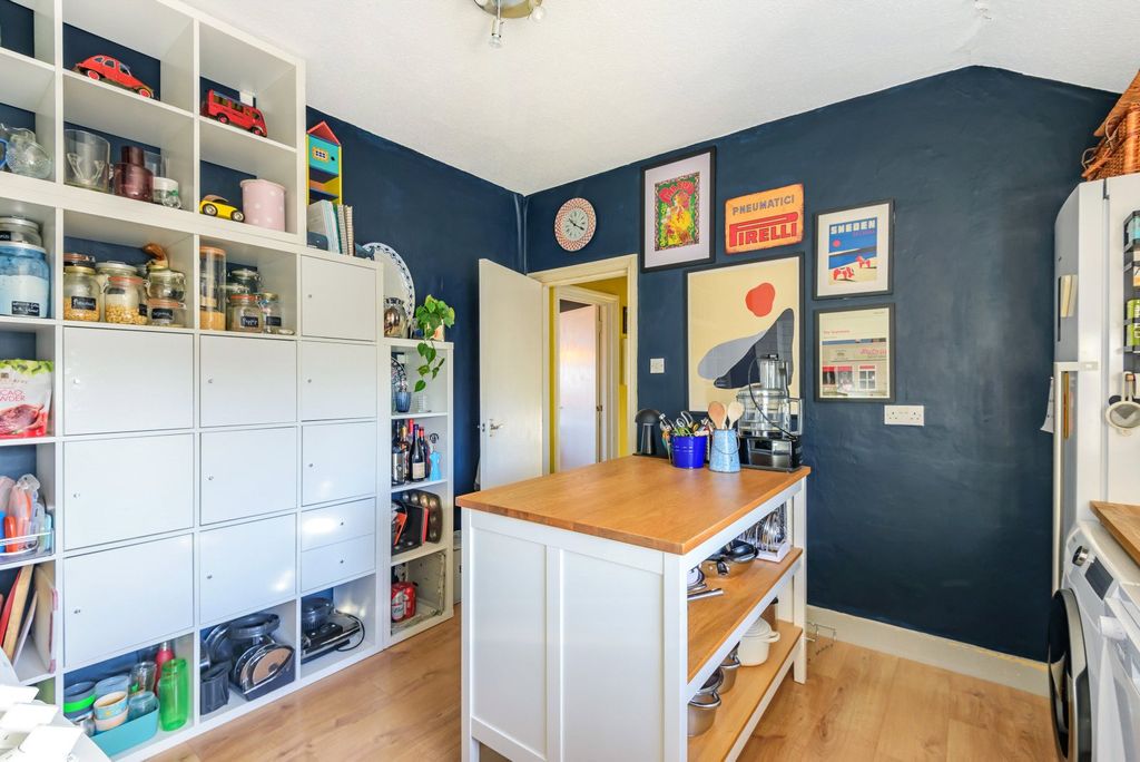 3 bed flat for saleThe Parade, Claygate KT10 photo 4