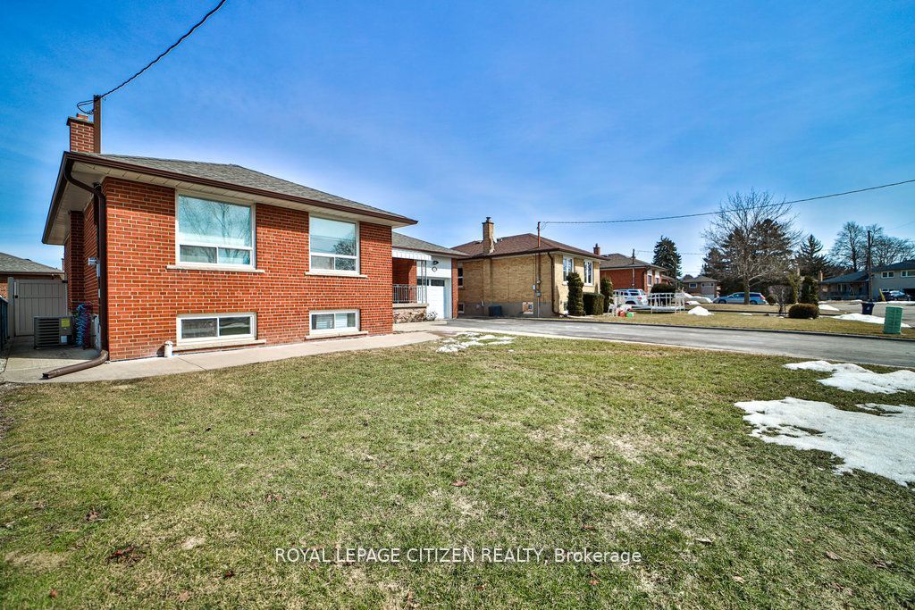 34 Belleglade Lower Court, Toronto, ON, M9M 2W4