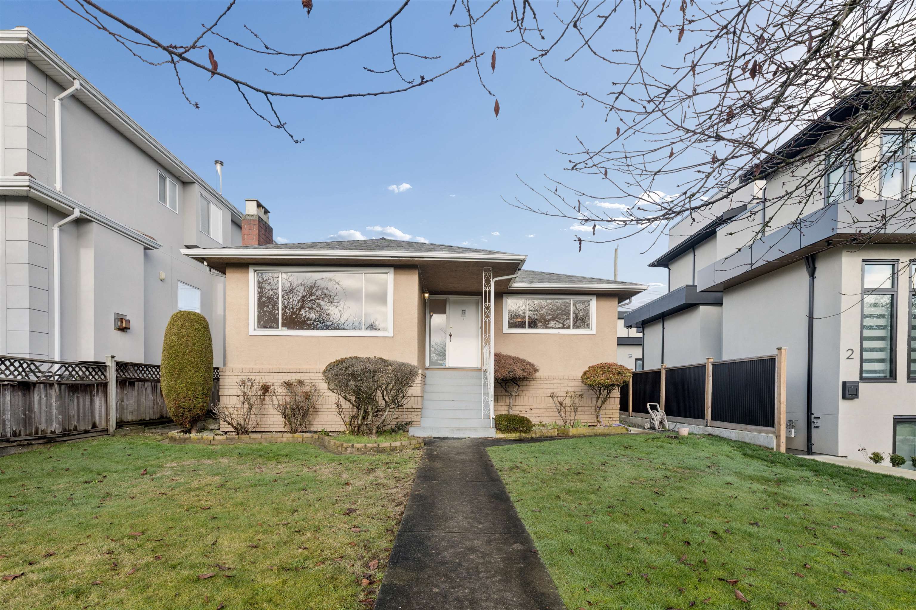 133 63rd Avenue W, Vancouver, BC, V5X 2H7