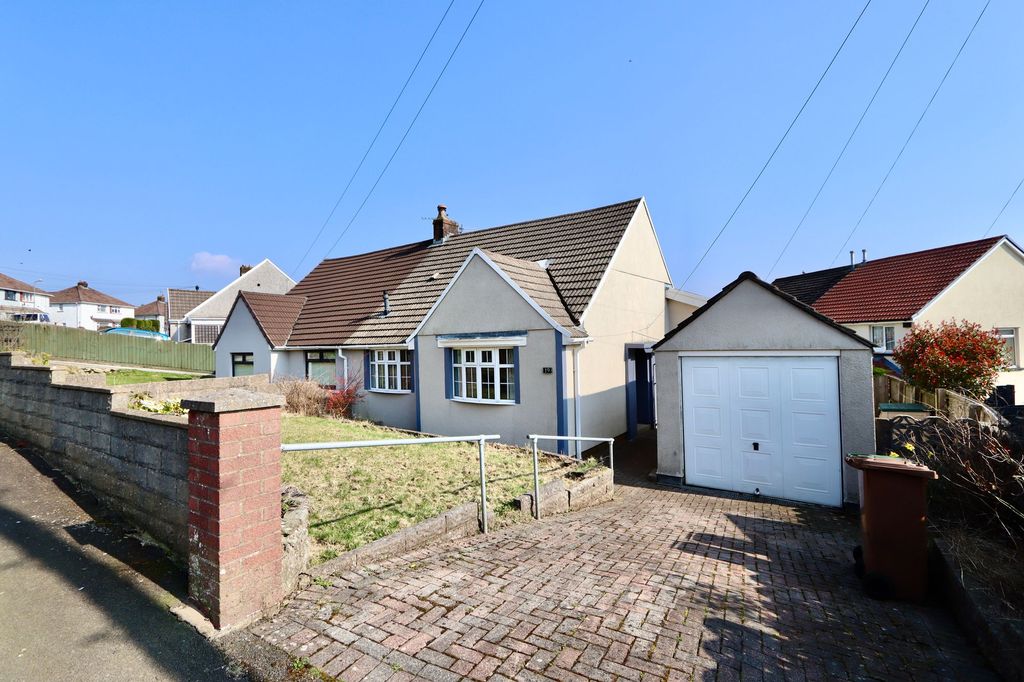 4 bed semi-detached house for saleHighfield Crescent, Pontllanfraith NP12