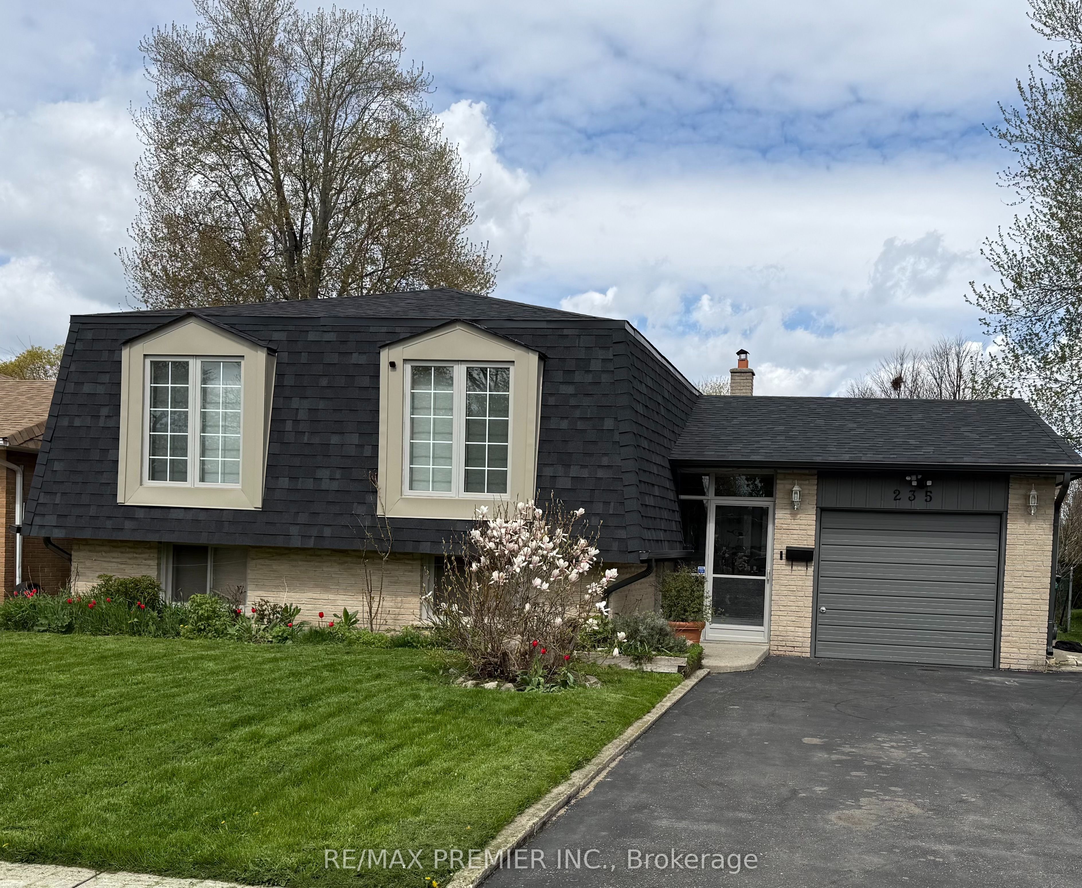 235 Louis Drive, Mississauga, ON, L5B 1Z1