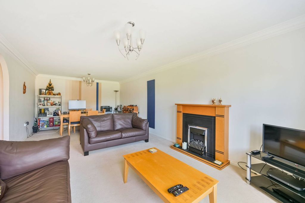 Additional image 2 of 2 bed flat for saleNorth Street, Winkfield, Windsor SL4