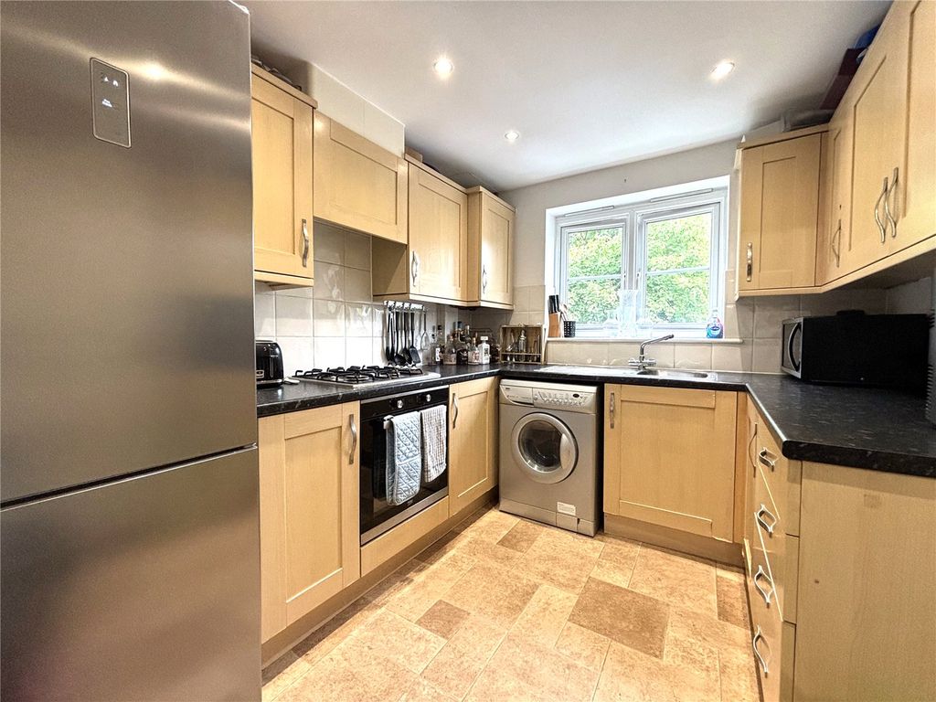 1 bed flat for saleDoctors Acre, Hook, Hampshire RG27 photo 5