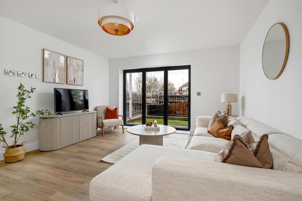2 bed flat for saleBaxter Green, Bramcote, Nottingham NG9 photo 2