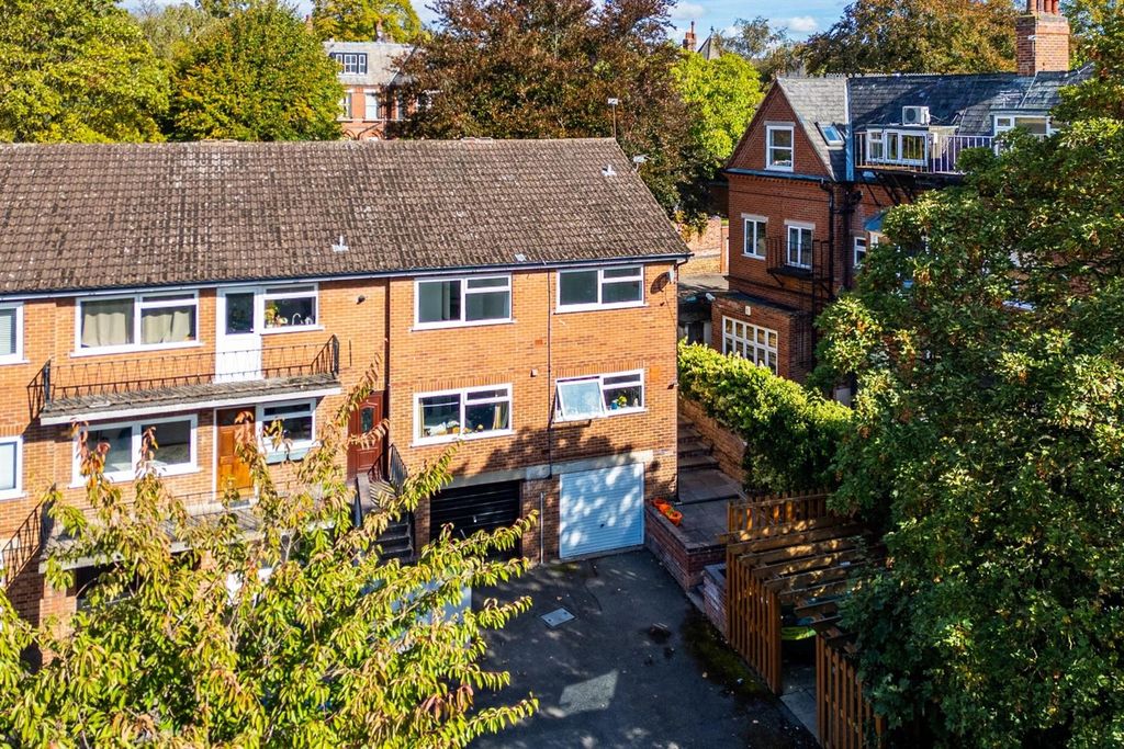 2 bed flat for saleClumber Crescent South, The Park NG7