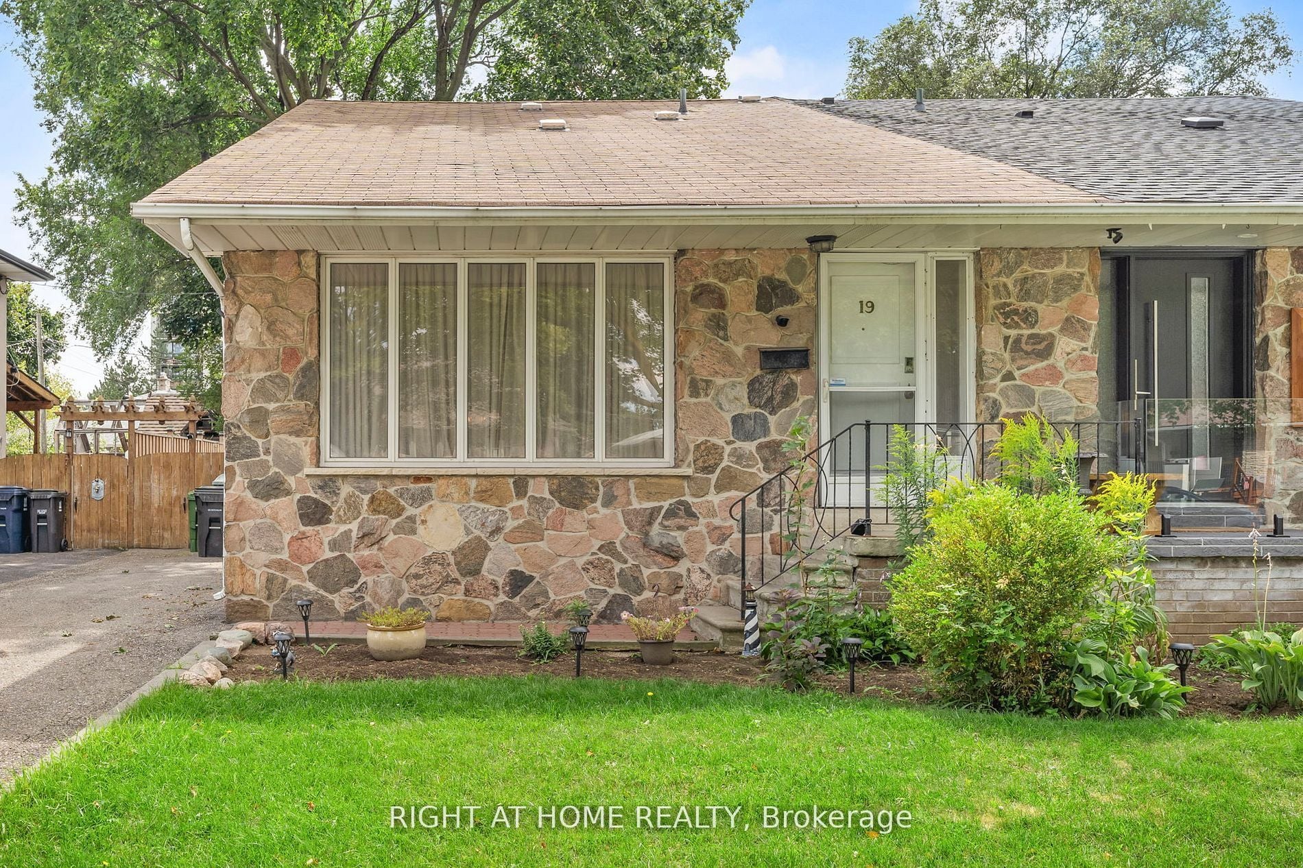19 Dunsany Crescent, Toronto, ON, M9R 3W7 photo 2