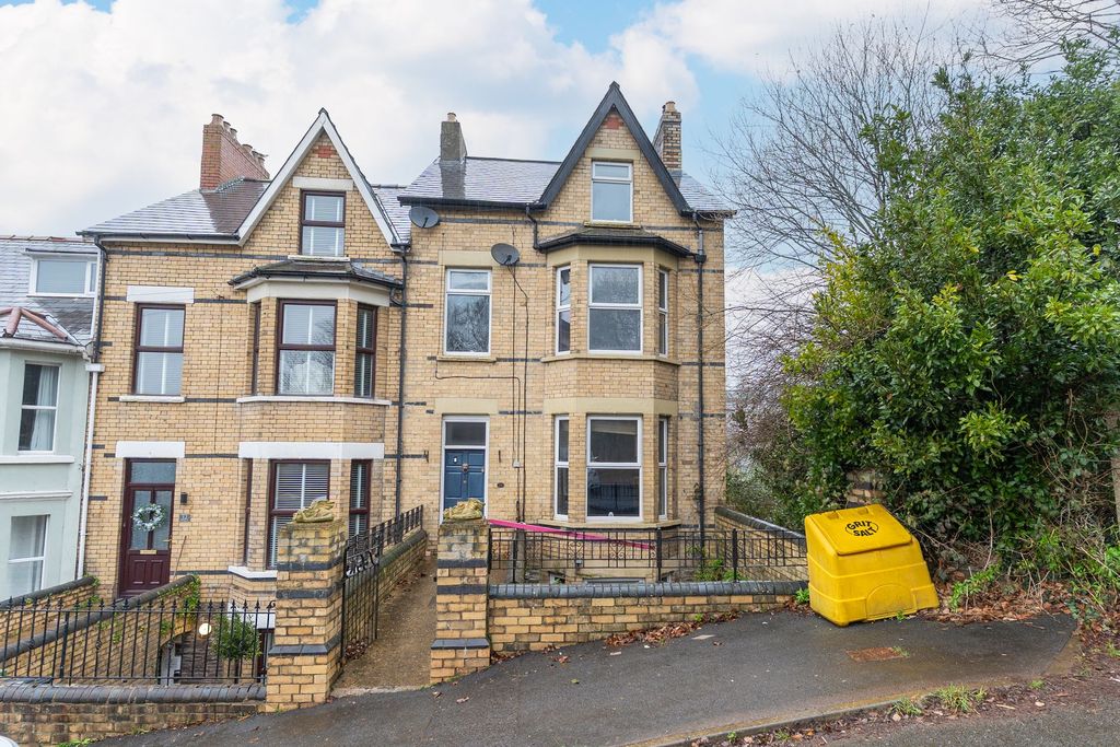 5 bed terraced house for saleKensington Place, Newport NP19