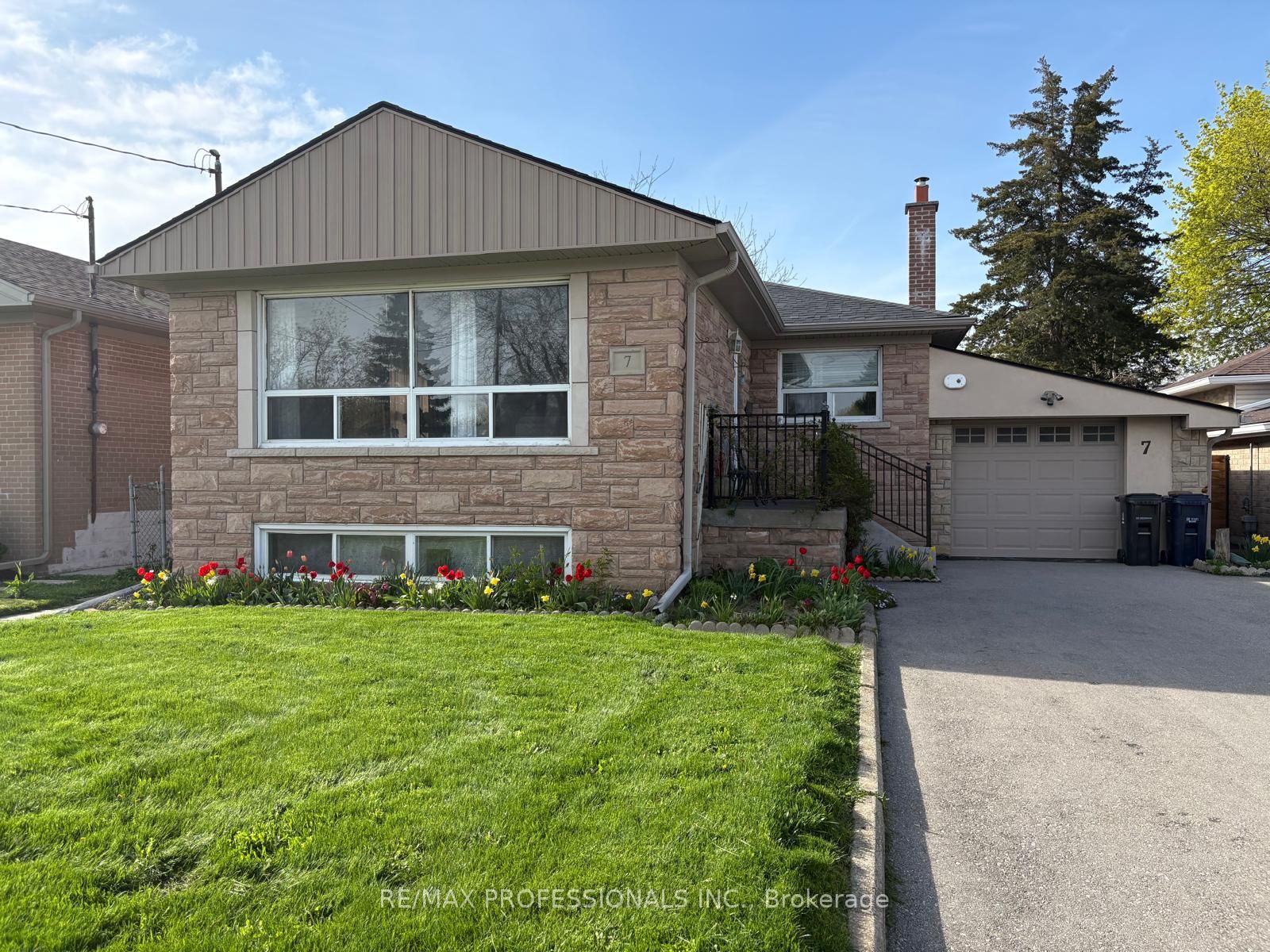 7 Belgate Place, Toronto, ON, M9C 3Y5