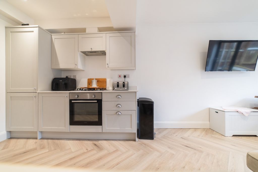 Additional image 2 of 2 bed flat for saleLlantrisant Street, Cathays CF24