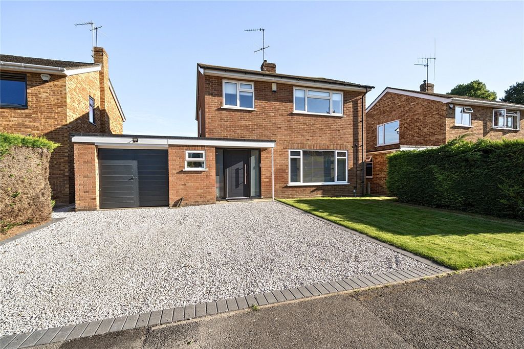 3 bed detached house for saleRipley, Surrey GU23
