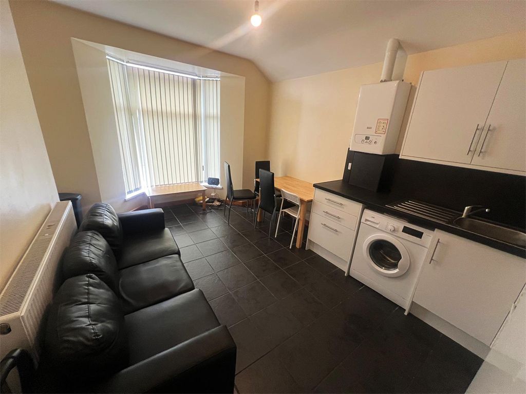 3 bed flat to rentHawthorne Avenue, Swansea SA2