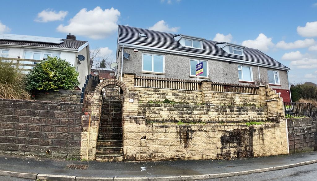 4 bed bungalow for saleFarm Road, Crumlin NP11