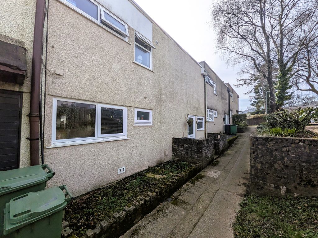 3 bed terraced house for salePennyfields, Greenmeadow, Cwmbran NP44 photo 2