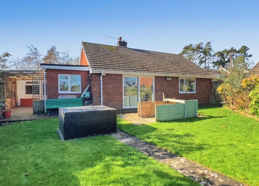 2 bed bungalow for saleModernised, Spacious Bungalow, 7 Gwentlands Close, Chepstow NP16 photo 2