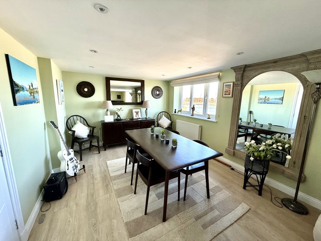2 bed flat for saleMansion House, Marina TS24 photo 5