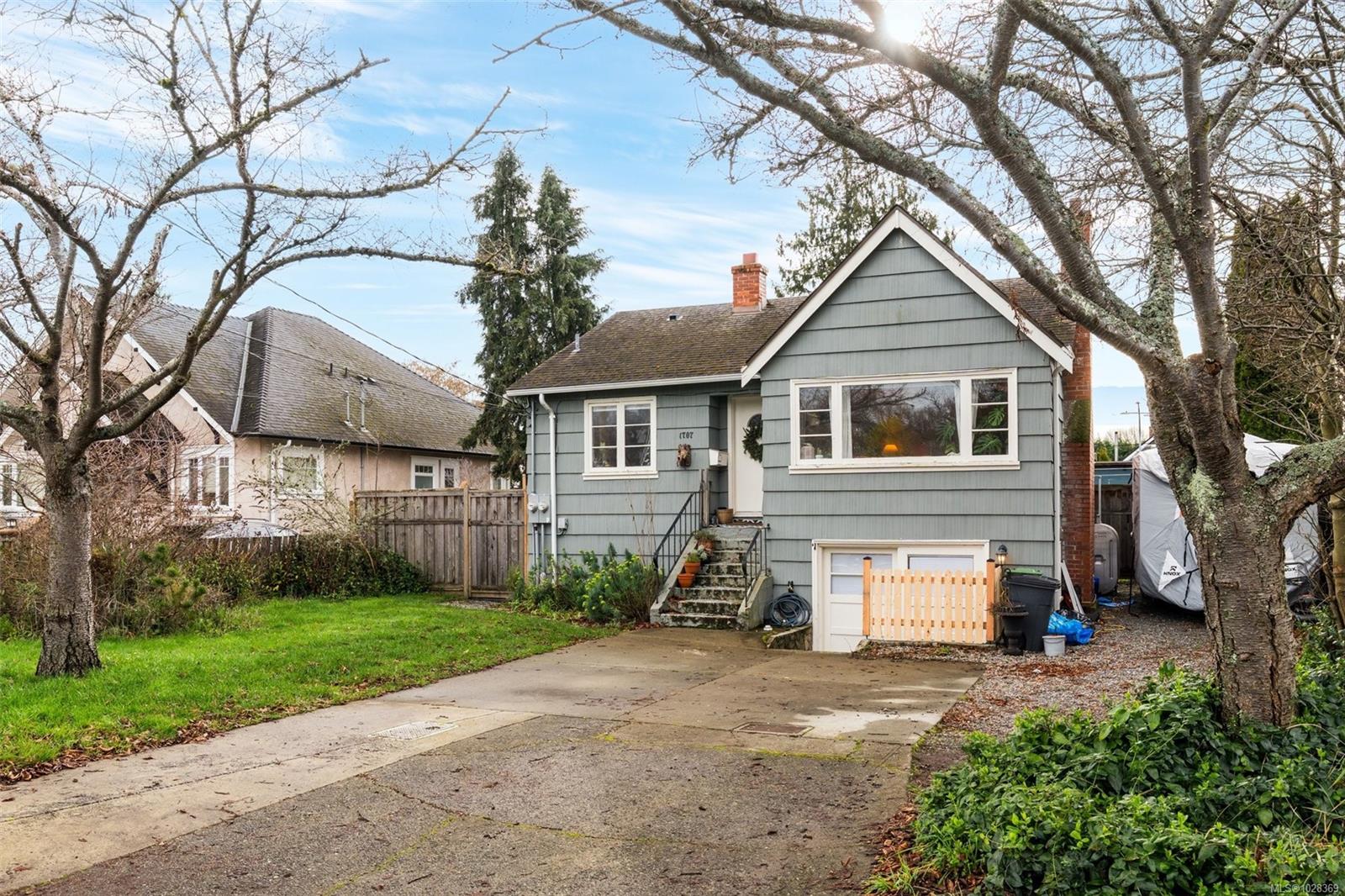 1707 Albert Avenue, Victoria, BC, V8R 1Y9 photo 2