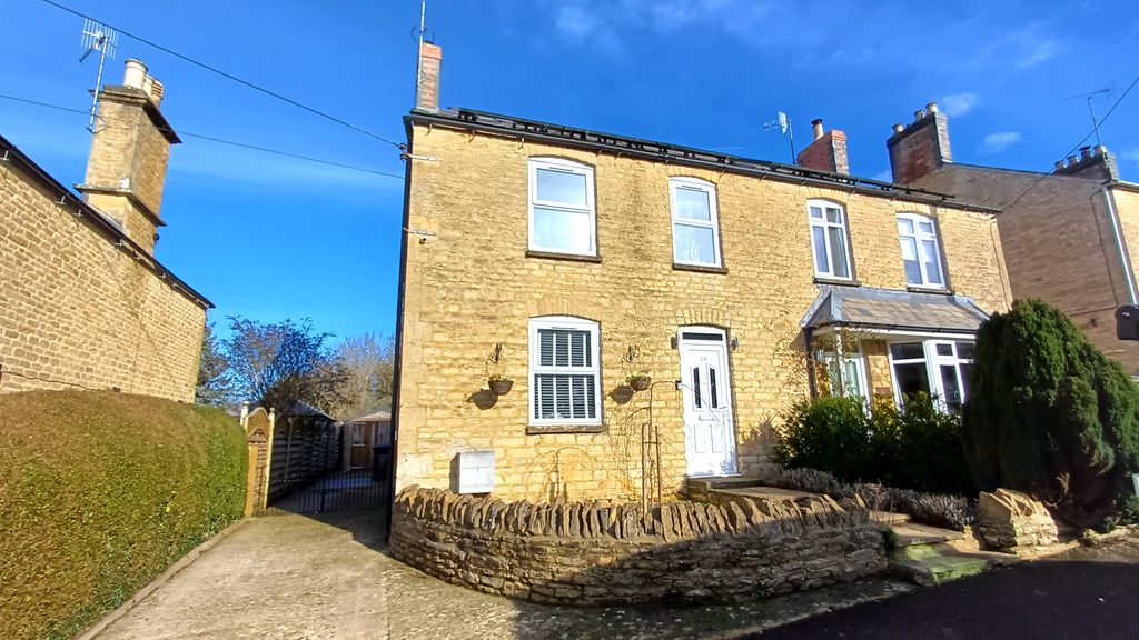 3 bed semi-detached house for saleThe Leys, Chipping Norton OX7
