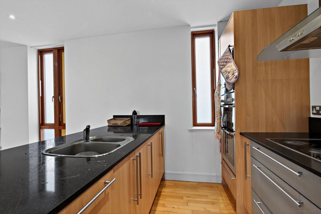 2 bed flat for saleMeadowcroft, Cambridge, Cambridgeshire CB4 photo 4