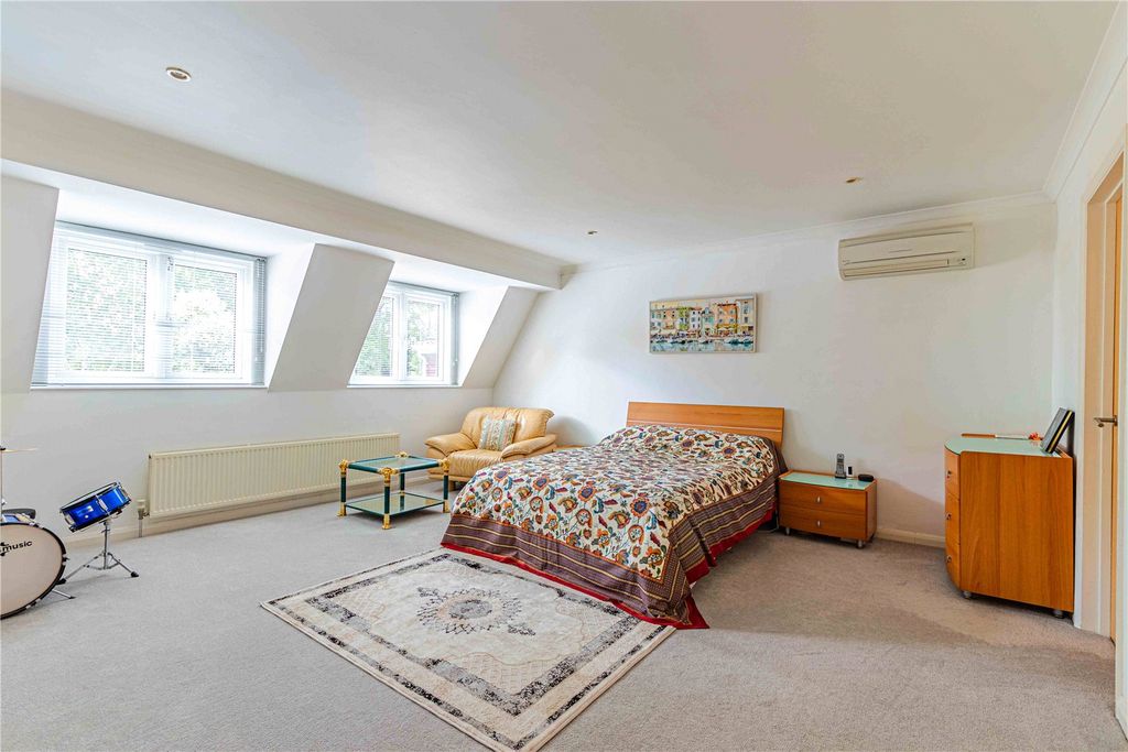 5 bed detached house for saleOakway, Studham, Central Bedfordshire LU6 photo 5