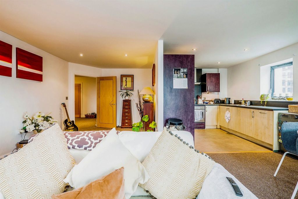 2 bed flat for saleLandmark Place, Cardiff CF10 photo 4