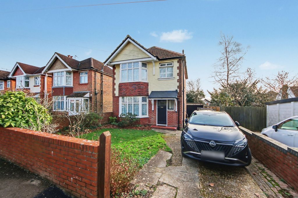 3 bed detached house for saleBitterne Way, Bitterne SO19