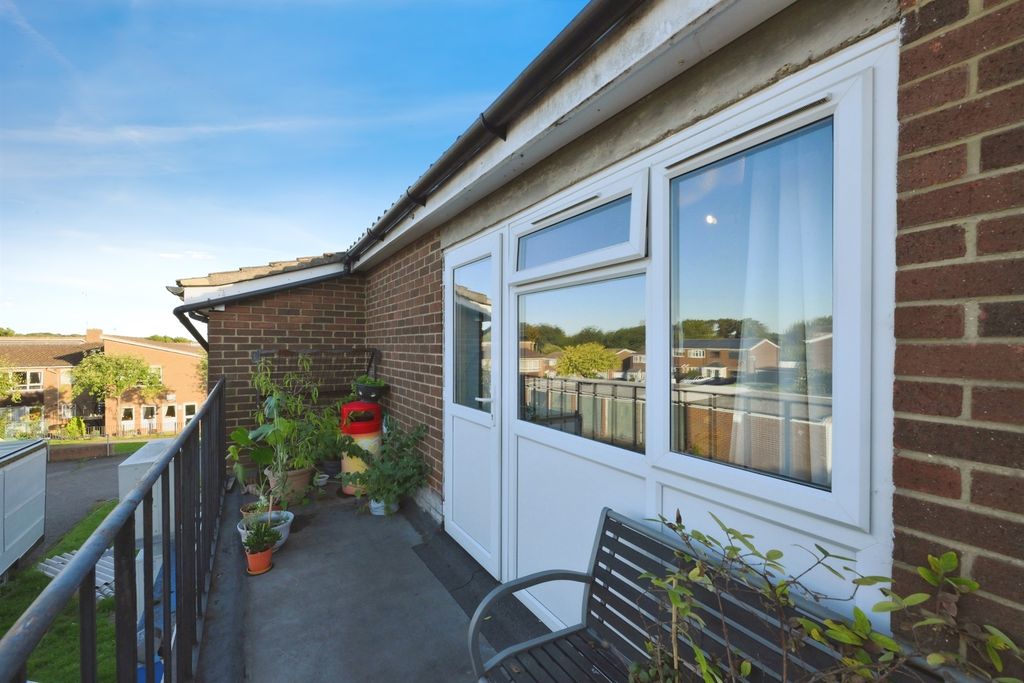3 bed flat for saleCrouchfield, Hertford SG14 photo 3