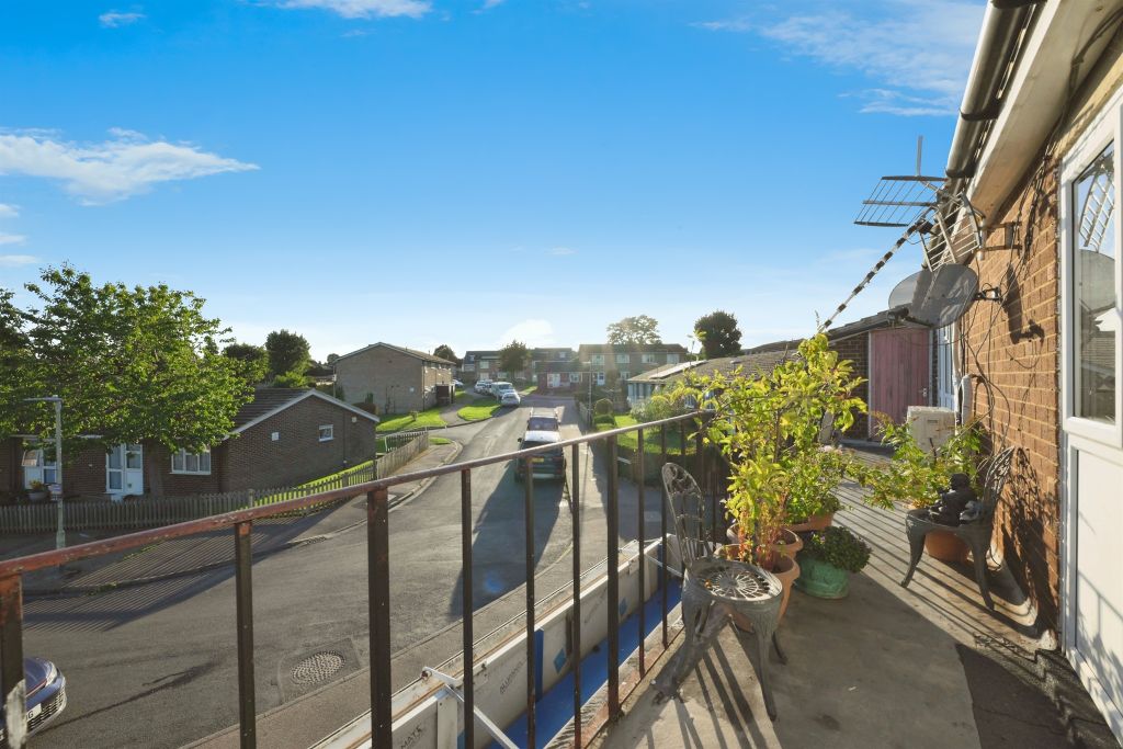 3 bed flat for saleCrouchfield, Hertford SG14 photo 4