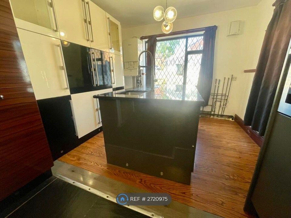 Additional image 5 of 6 bed detached house to rentLuxury Living And Fully Furnished, Huddersfield HD2