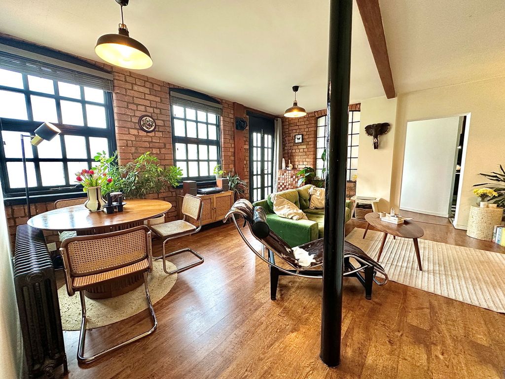 2 bed flat for saleHood Street, Northampton NN1