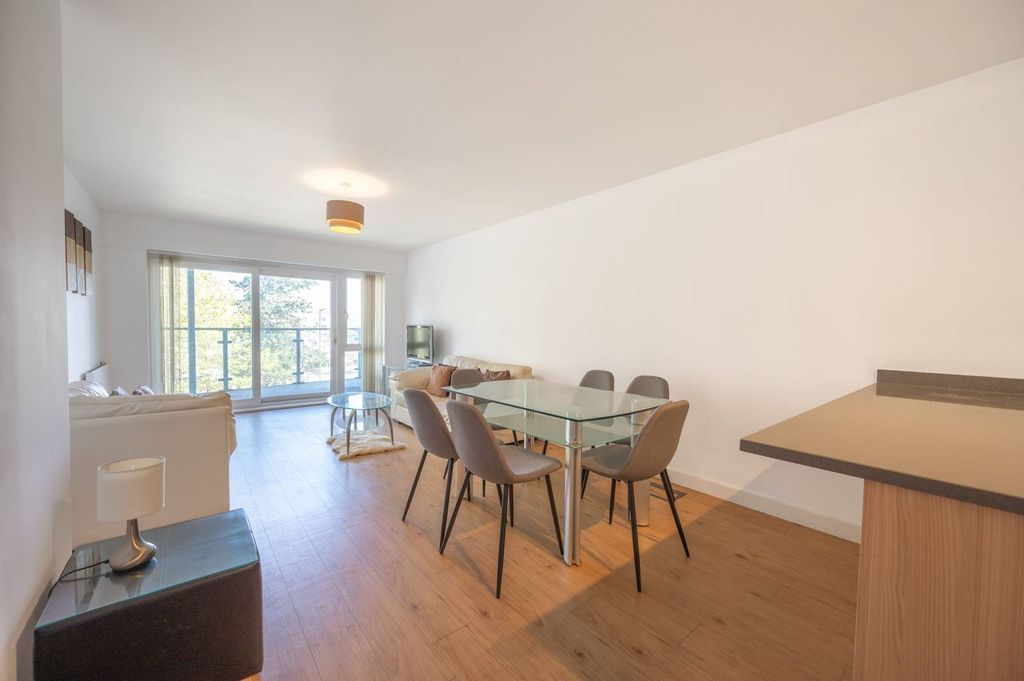 2 bed flat for saleHeritage Avenue, Colindale, London NW9